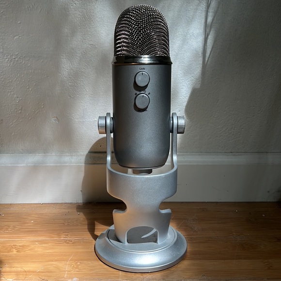 Blue Yeti Microphone - Picture 2 of 3